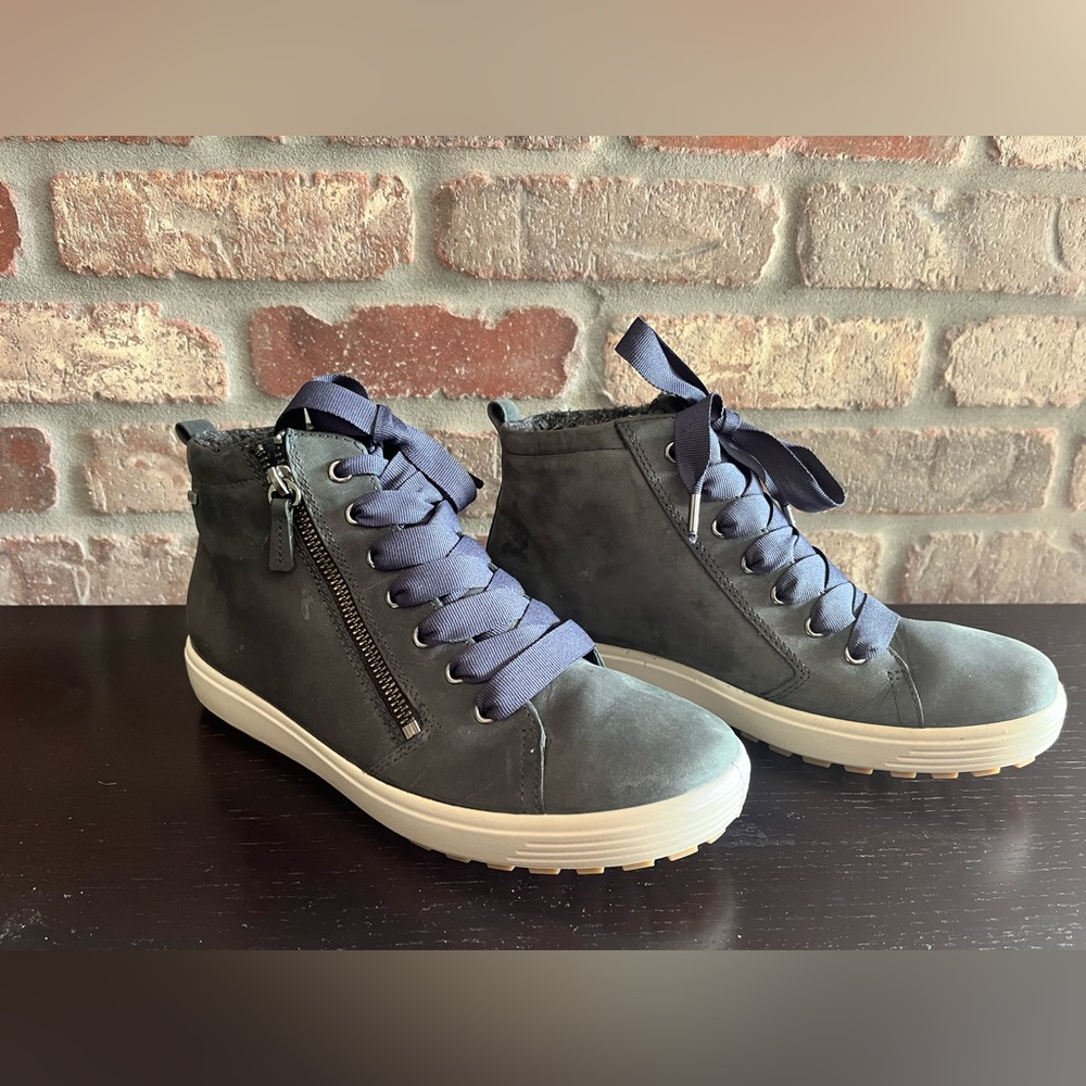 Women’s size 7 Ecco Dark Green High-Top Sneakers